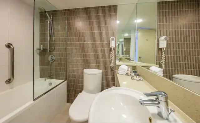 غرفة ديلوكس بسرير مزدوج بإطلالة على البحر بشرفة، DoubleTree by Hilton Hotel Cairns 4/4