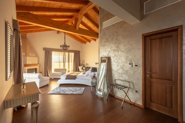 Deluxe, Suite, King Bed, Sea View, Sofa, Wine Residence Cattunar 3/6