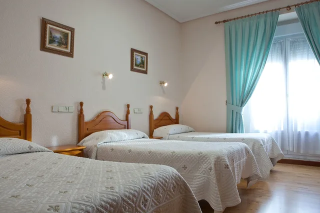 غرفة قياسية ثلاثية بثلاثة أسرّة، Hostal Zamora 2/3