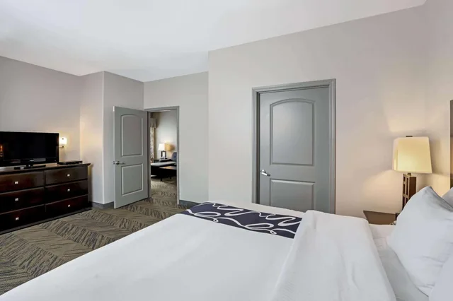 غرفة ديلوكس بسرير كينج بحوض استحمام لذوي الإعاقة، La Quinta Inn & Suites by Wyndham-Brookshire-West Katy 2/7