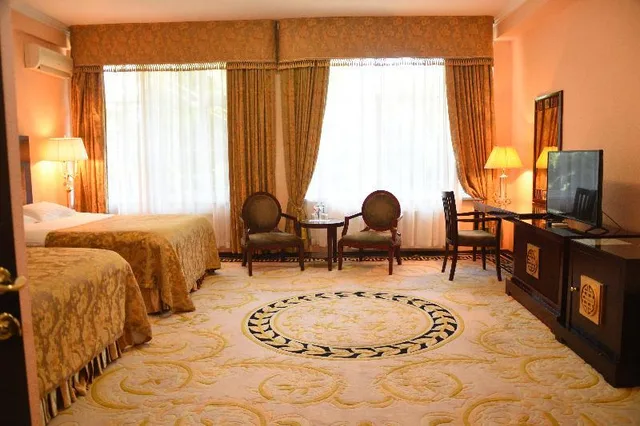 غرفة بسريرين كينج وسرير كينج وسريرين منفصلين، Hotel Royal Florence 1/1