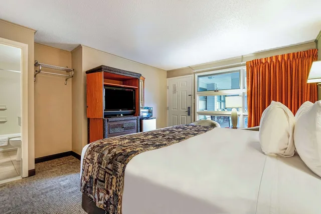غرفة بسرير كينج بإطلالة على المسبح، Super 8 By Wyndham Lake George/Downtown 1/6