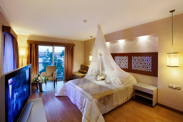 غرفة سوبيريور بسرير مزدوج بإطلالة على البحر بشرفة، Royal Asarlik Beach Hotel 1/2