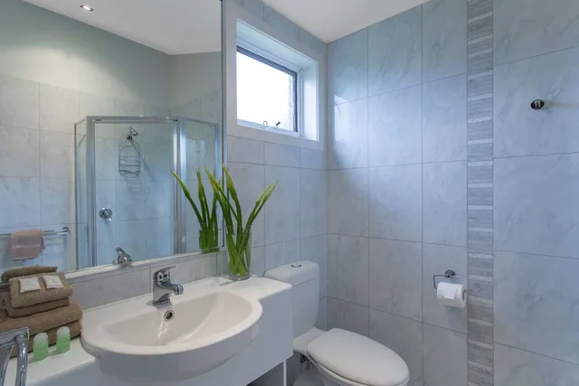 غرفة بسرير كينج وسرير فردي بمطبخ صغير، Best Western Colonial Village Motel 3/3