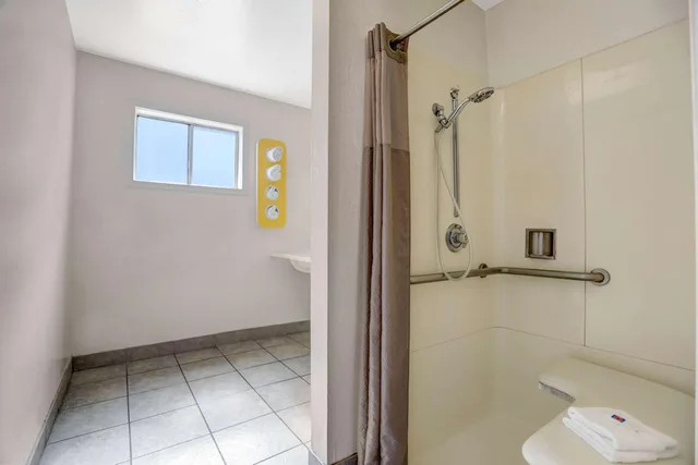غرفة بسرير كينج لذوي الإعاقة، Motel6 Fort Bragg, CA 6/7