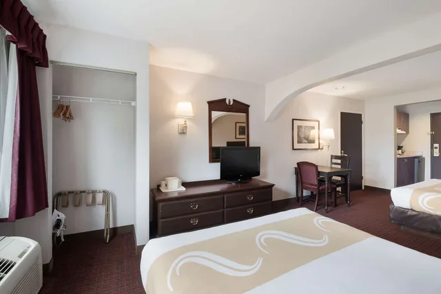 Efficiency, Suite, 2 Queen Beds، Quality Inn Grand Suites Bellingham 4/5
