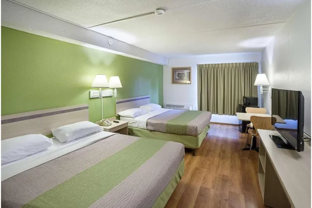 غرفة بسريرين مزدوجين لذوي الإعاقة، Motel6 Binghamton, NY 1/2