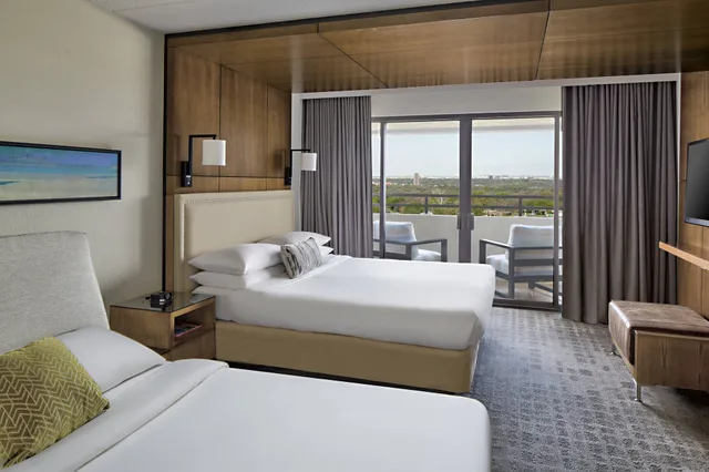 غرفة كلوب بسرير كينج بشرفة مع أريكة، San Antonio Marriott Northwest Medical Center 1/5