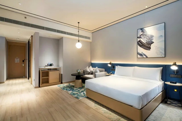 غرفة ديلوكس بسرير كينج بإطلالة على البحيرة، Hilton Garden Inn Changde Dingcheng 1/2