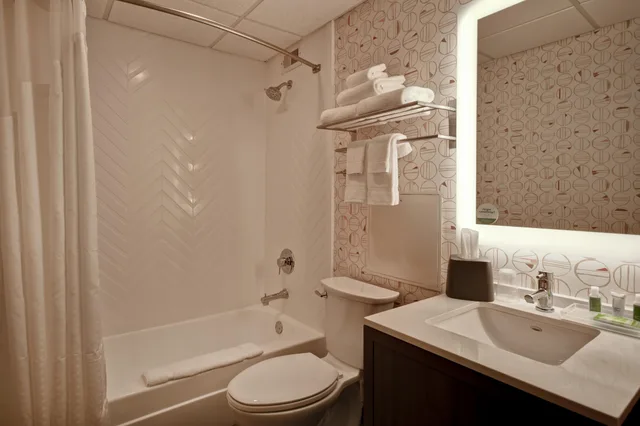 Room, King Bed, Holiday Inn Lancaster 3/5
