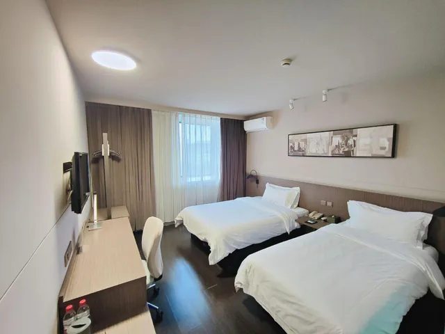 غرفة قياسية بسريرين منفصلين، Jinjiang Inn Select Wuhan Chuhehan Street Shuiguo Lake 2/3
