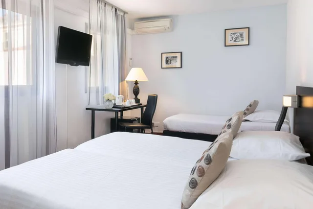 غرفة بريفيليج بسرير كينج وسرير فردي بشرفة، Best Western Hotel Mediterranee Menton 4/6