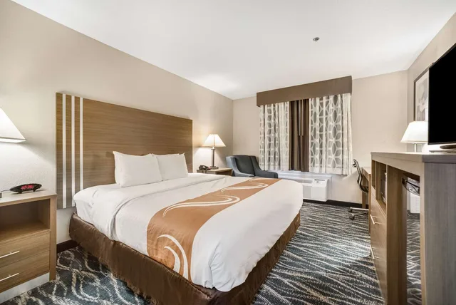 غرفة بسرير كينج لذوي الإعاقة، Quality Inn Effingham North 2/3