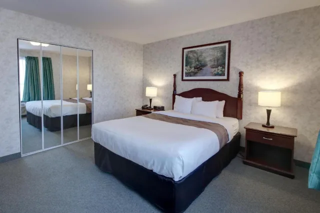 جناح بسرير كوين، Ramada by Wyndham Nisku 1/3