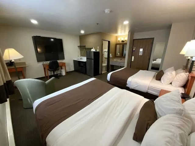 غرفة قياسية بسريرين كوين بمطبخ صغير، Studio6 Minot, ND 5/8