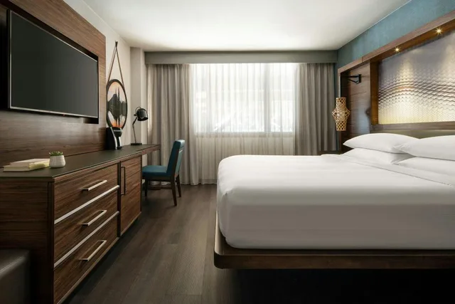 Hospitality, Suite, King Bed, Atrium View، Seattle Airport Marriott 2/3