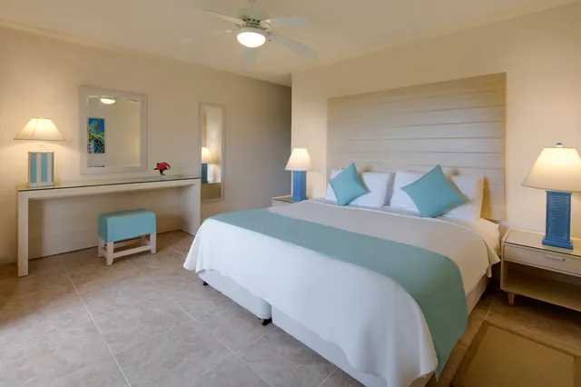 جناح كلاسيكي بسريرين منفصلين وسريرين كينج بـ3 غرف نوم، Beach View Hotel 2/5