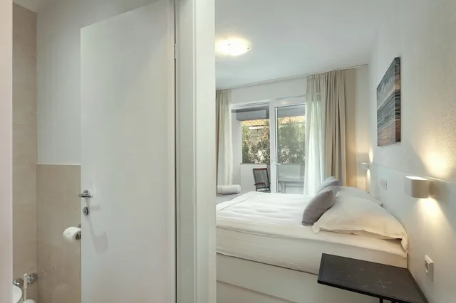 Standard, Queen Bed, Balcony, Sunset Split 8/10