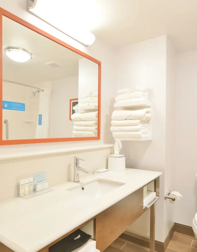 غرفة بسرير كينج، Hampton Inn & Suites Menomonie-UW Stout 4/4