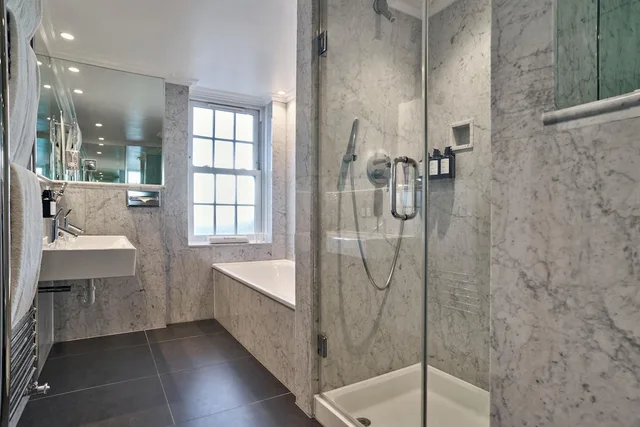1 Bedroom, Renovated, Suite, King Bed, Sofa, Terrace، Radisson Blu Hotel London Bond Street 9/9