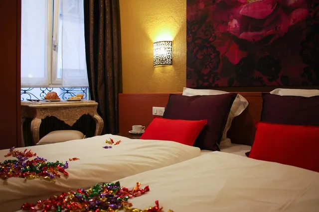 غرفة قياسية بسرير مزدوج، Hotel Roses Ex Hotel Aux Trois Roses 2/4