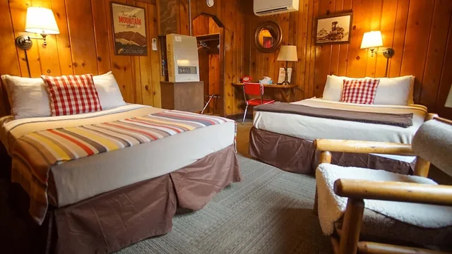 House, Bunk Bed, 2 Queen Beds، Foot of the Mountain Motel 6/9