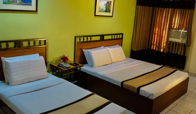 غرفة ديلوكس بسرير كوين وسرير فردي، Golden Valley Hotel 1/2