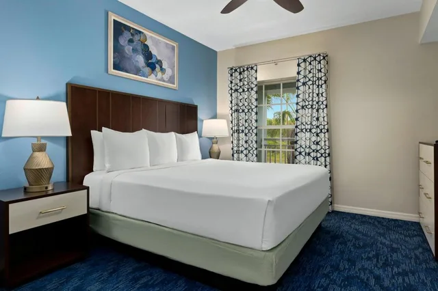 غرفة بسرير كينج بغرفة نوم واحدة مع أريكة، Club Wyndham Cypress Palms 2/5