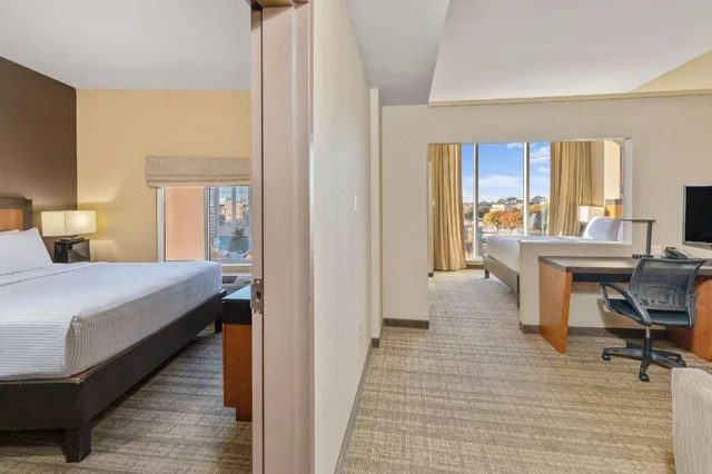 Upgrade, Suite, 2 King Beds، Cambria Hotels Plano Frisco 3/6