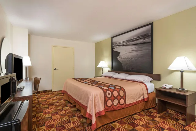 غرفة بسرير كينج، Super 8 by Wyndham Fayetteville 2/2