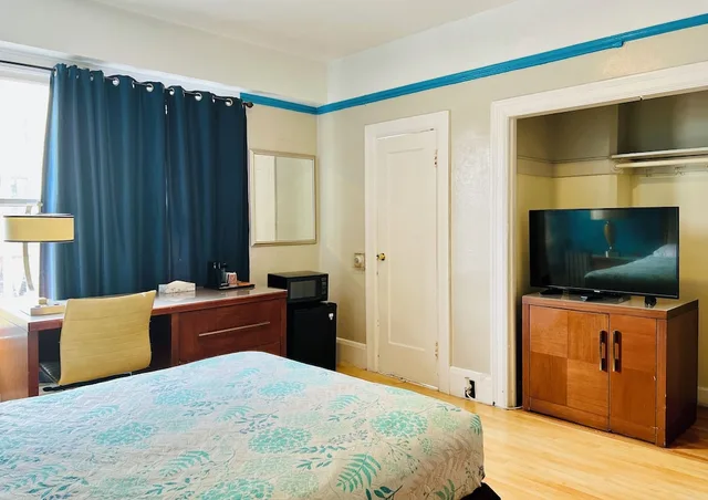 غرفة قياسية بسرير كوين بحمام خاص، Admiral Hotel 10/10