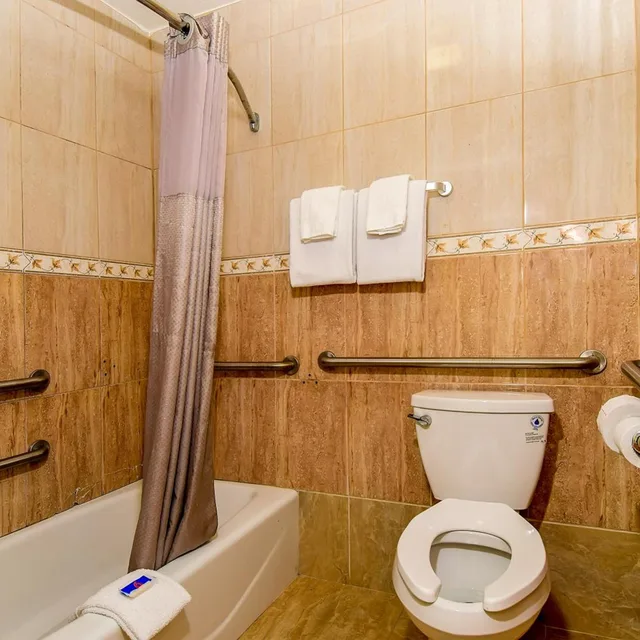 غرفة بسرير كينج لذوي الإعاقة، Motel6 Garden Grove, CA 8/10