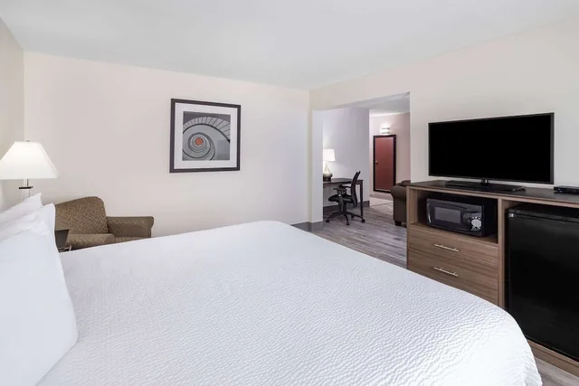 جناح استوديو بسرير كينج، Ramada By Wyndham Hendersonville 2/2