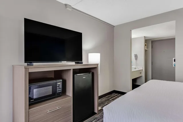 غرفة بسرير كينج، Clarion Pointe Near Erie Casino 2/4