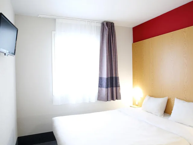 Room, Queen Bed, B&B Hotel Perpignan Sud Marche International 1/9