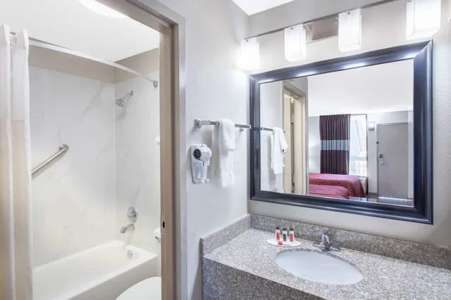 غرفة بسريرين مزدوجين، Days Inn by Wyndham Clinton Laurens I-26 3/3