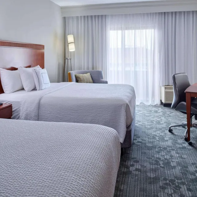 غرفة بسريرين كوين بحوض استحمام لذوي الإعاقة، Sonesta Select Indianapolis Carmel 1/5