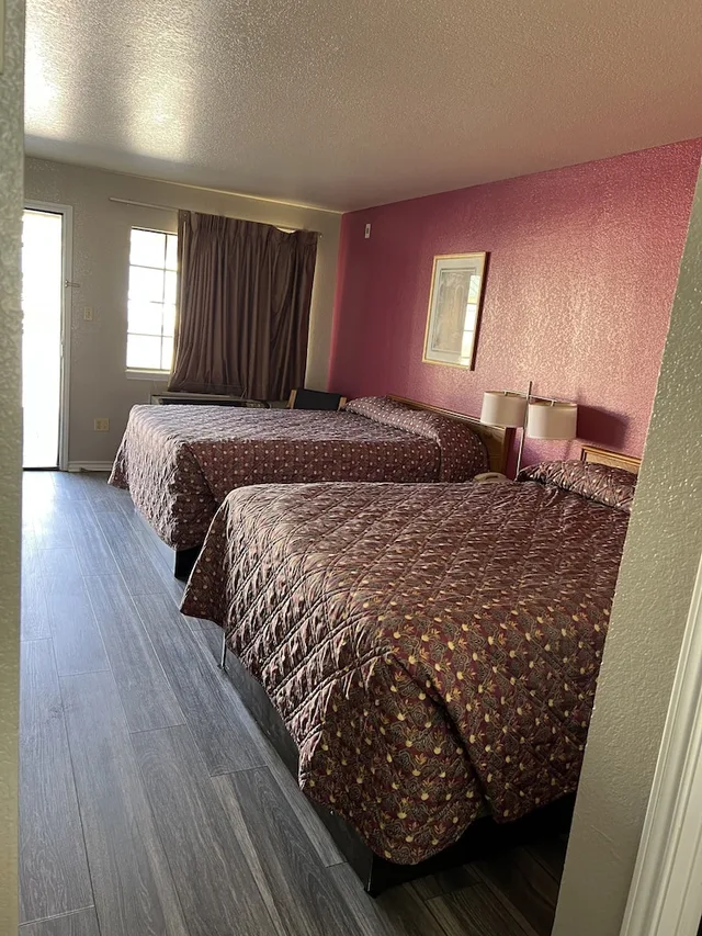 غرفة بسريرين كوين للمدخنين، Country Inn Motel 1/6