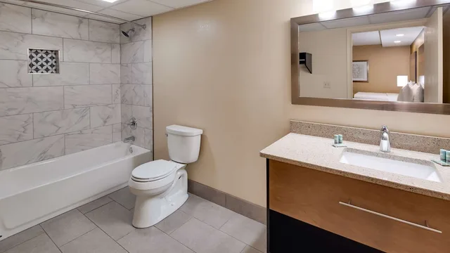 2 Rooms, Suite, 1 King and 2 Queen Beds, 2 Bathrooms, Kitchen, Bathtub، Best Western Plaza Inn 4/5
