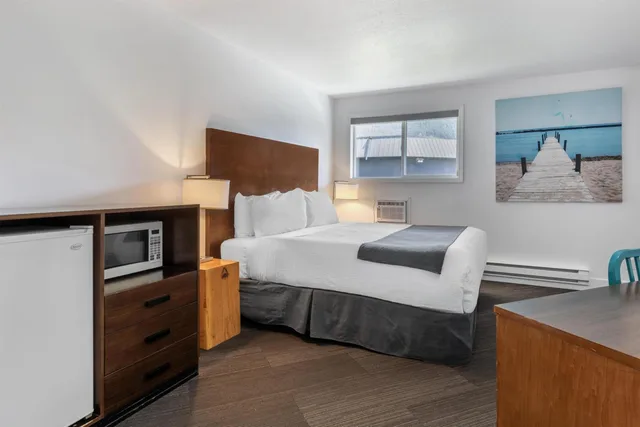 غرفة بسرير كينج وسرير كوين، Stoke Hotel Surestay Collection By Best Western 6/13