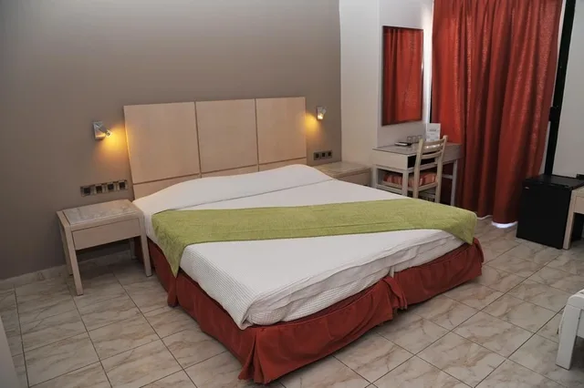 Room, Triple, City View, Plaza Hotel 1/5
