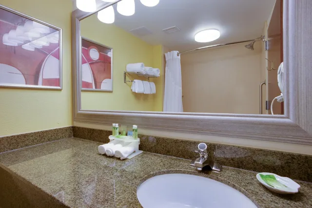 جناح بسرير كينج بغرفة نوم واحدة مع أريكة، Holiday Inn Express Charleston Ashley Phosphate 9/10