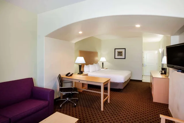 غرفة تنفيذية بسرير كينج مع أريكة، La Quinta Inn And Suites By Wyndham Odessa North 2/4