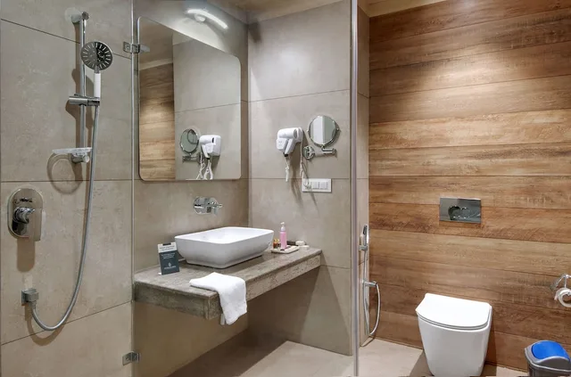 غرفة شهر العسل بسرير كينج، The Orchard Greens Resort 3/3