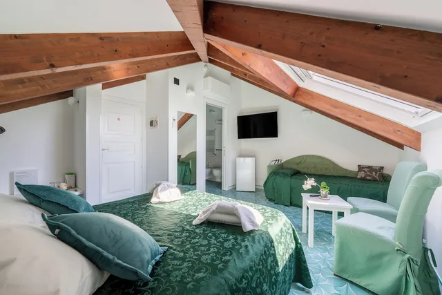 Room, Queen and Twin Beds, Sea View, Exterior Entrance, Attic، Hotel Villa Annalara 9/10