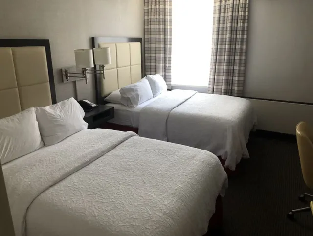 جناح بسريرين مزدوجين بغرفة نوم واحدة مع أريكة، Hampton Inn and Suites Milwaukee Downtown 1/2