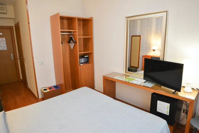 Green, Double Bed، Eco Hotel Milano 2/10