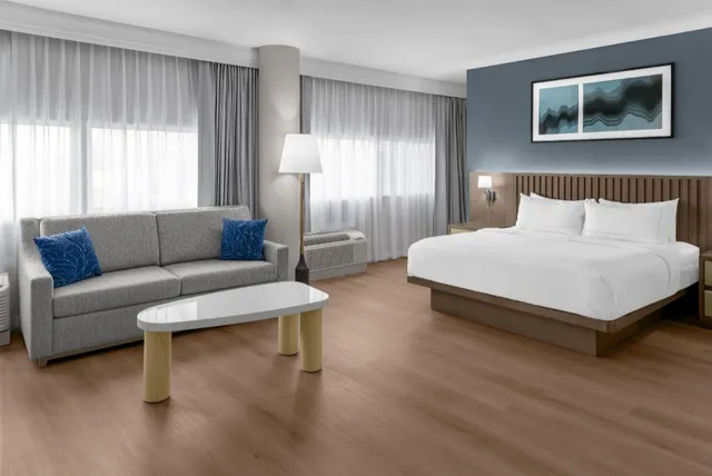 Hospitality, Junior Suite, King Bed, River View, Sofa, Accessible، Doubletree By Hilton South Bend 2/2