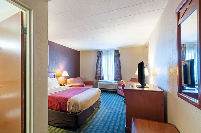 غرفة بسرير كينج للمدخنين، Quality Inn Near Pimlico Racetrack 3/4