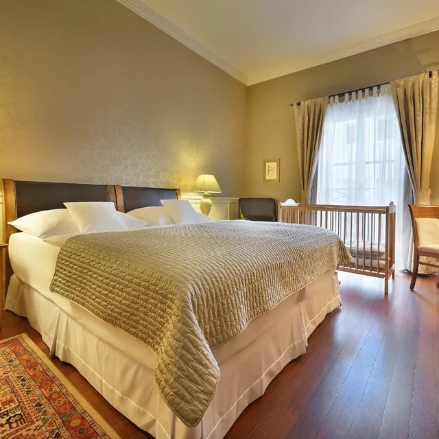غرفة بريميوم بسرير مزدوج، Marrol S Hotel 2/9